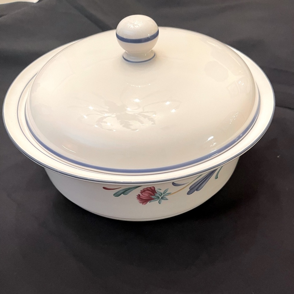 Lenox Poppies on Blue 2 Quart Casserole Covered Dish Bakeware, server ware dish